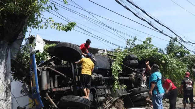 Fakta-Fakta Kecelakaan Maut Truk BBM di Banyuwangi, 4 Korban Meninggal - GenPI.co JATIM