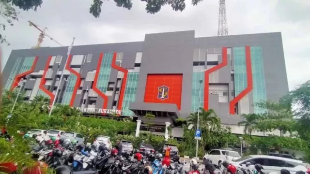 Parkir Tepi Jalan di Surabaya Bakal Naik, Dishub: Parkir Murah di Gedung - GenPI.co JATIM
