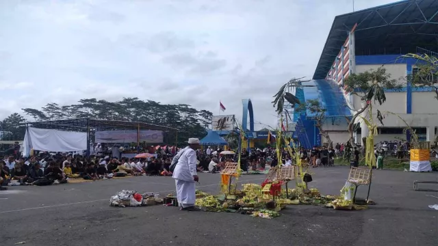 Umat Hindu Gelar Doa Bersama di Stadion Kanjuruhan - GenPI.co JATIM