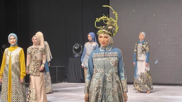 Lia Afif tampilkan Batik Jombang Surabaya Fashion Parade 2022 - GenPI.co JATIM