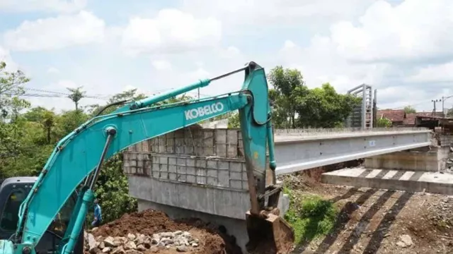 Pembangunan Molor, Pemkab Kediri Tegur Keras Pelaksana Proyek Jembatan Ngadi - GenPI.co JATIM