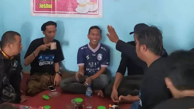 Terenyuh Kisah Rusdi, Pemain Arema FC Jadikan Anak Angkat - GenPI.co JATIM