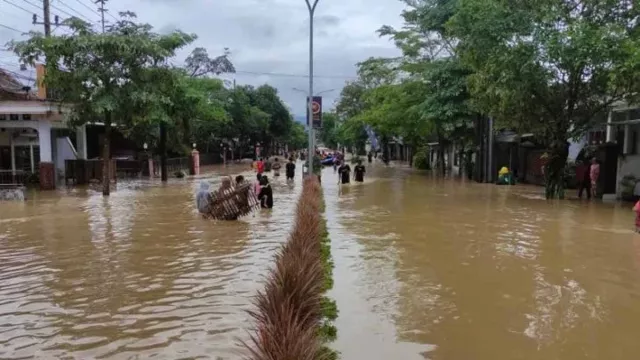 Pusat Kota Trenggalek Dikepung Banjir, Ribuan Warga Mengungsi - GenPI.co JATIM
