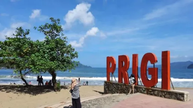 Pantai Prigi Sepi, Pengunjung Lebih Memilih Melihat Dampak Banjir - GenPI.co JATIM
