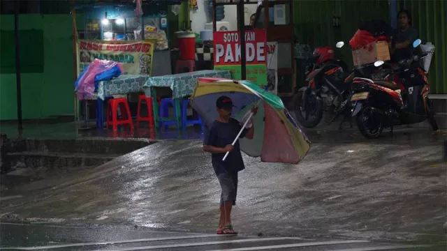 Ramalan Cuaca Jatim Hari ini, Surabaya dan Daerah Berikut Diprediksi Hujan Petir - GenPI.co JATIM