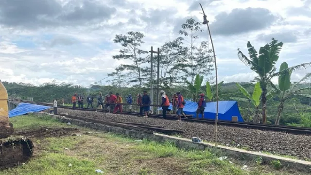 Jalur Kereta Api Kelongsoran, KAI Daop 8 Surabaya Normalisasi Jalur - GenPI.co JATIM