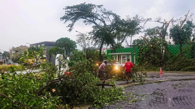 Hujan Disertai Angin Puting Beliung Rusak Perumahan Mewah di Sidoarjo - GenPI.co JATIM