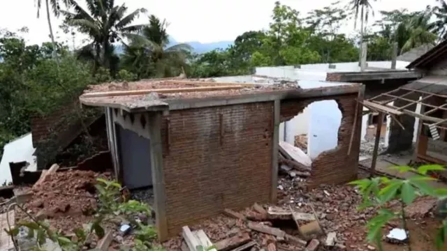 Bencana Tanah Gerak Trenggalek, 13 Rumah Warga Rusak Berat - GenPI.co JATIM