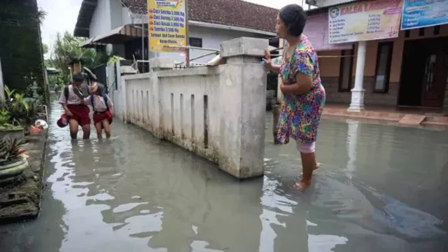 Kabar Terbaru Banjir Bau Tulungagung, Polisi Periksa 2 Pimpinan Pabrik Gula - GenPI.co JATIM