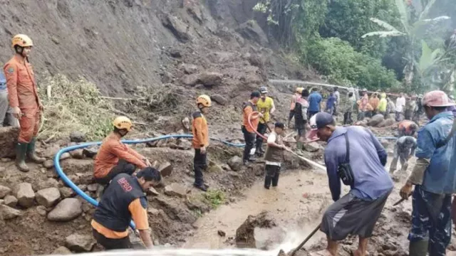 3 Hari Pencarian, BPBD Kabupaten Malang Temukan Korban Longsor Meninggal Dunia - GenPI.co JATIM