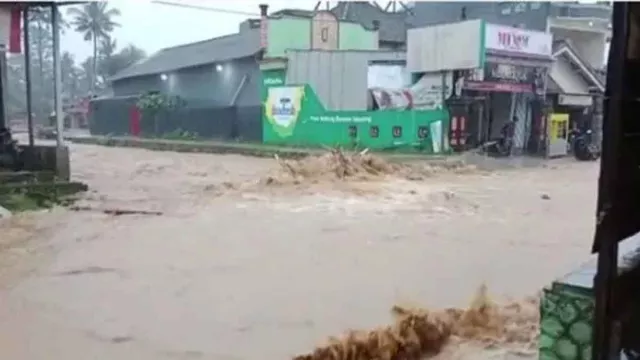 Hujan Deras, Sungai Wancir Trenggalek Meluap, Rendam Ratusan Rumah Warga - GenPI.co JATIM