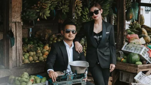 Crazy Rich Surabaya Borong Dagangan Ibu Penjual Nasi Bungkus Buat Berobat Anak - GenPI.co JATIM