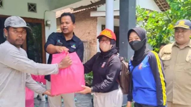 151 KK Korban Banjir Probolinggo dapat Bantuan Sembako Kemensos - GenPI.co JATIM