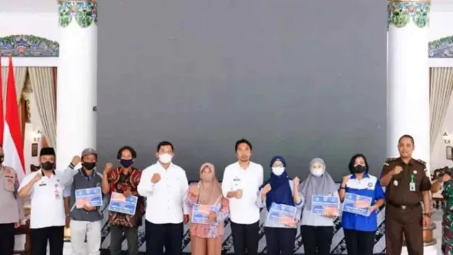 Hore! Ribuan Buruh Dapat BLT Cukai Tembakau dari Pemkab Madiun - GenPI.co JATIM