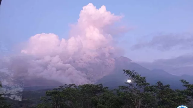 Gunung Semeru Erupsi Hari Ini, Warga Diimbau Waspada - GenPI.co JATIM