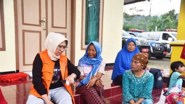 Gunung Semeru Erupsi, 2.219 Jiwa Mengungsi, BPBD Jatim Sudah Siapkan Lokasi - GenPI.co JATIM