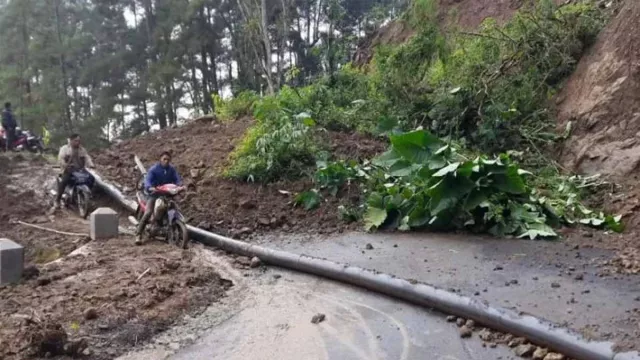 Hujan Deras, Jalan Penghubung Kecamatan Trenggalek Putus - GenPI.co JATIM