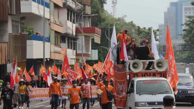 Karnaval Kelas Pekerja, Wujud Buruh Jatim Rayakan Partainya Lolos Peserta Pemilu 2024 - GenPI.co JATIM