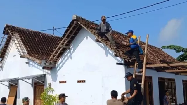 Puting Beliung di Madiun Hancurkan Atap Rumah, 1 Warga Terluka - GenPI.co JATIM