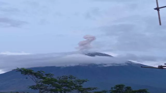 Gunung Semeru Kembali Erupsi, Warga Diminta Waspada - GenPI.co JATIM