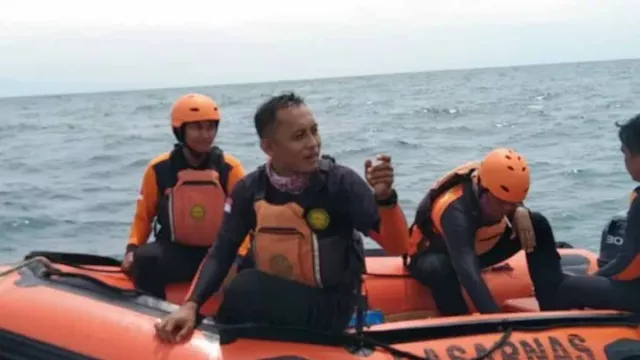 Nelayan Tercebur di Laut Pamekasan, BPBD Susur Pantai Padelegan - GenPI.co JATIM