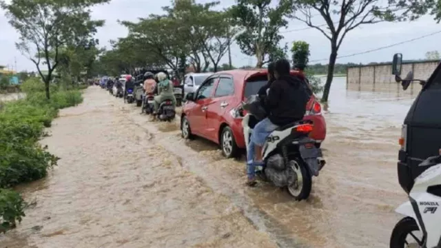 Jalan Nasional Sampang-Bangkalan Terendam Banjir, Lalu Lintas Macet Total - GenPI.co JATIM