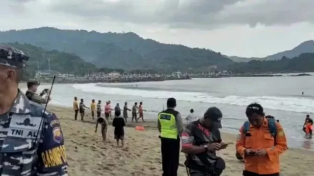 Pencarian Remaja Hilang Pantai Prigi Berhenti Sementara Akibat Cuaca Ekstrem - GenPI.co JATIM
