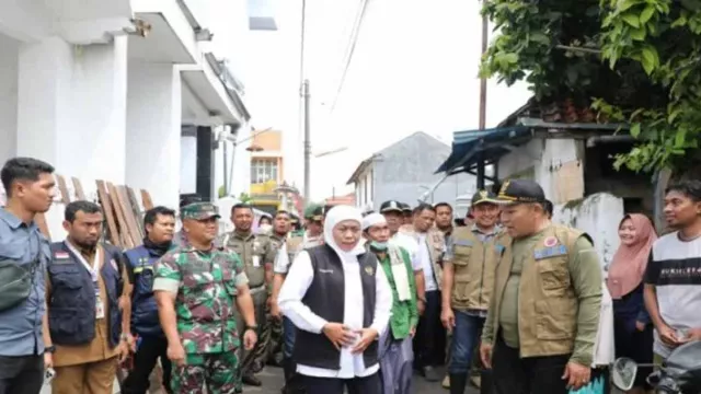 Gubernur Jawa Timur Beri Bantuan Sembako, Bantu Korban Banjir Sampang - GenPI.co JATIM