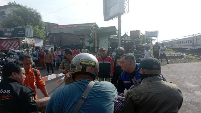 Pria 74 Tahun di Surabaya Tak Sadarkan Diri Usai Terobos Perlintasan Kereta Api - GenPI.co JATIM