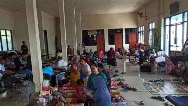 Cuaca Buruk, 170 Orang Penumpang Kapal Terjebak di Pelabuhan Sumenep - GenPI.co JATIM