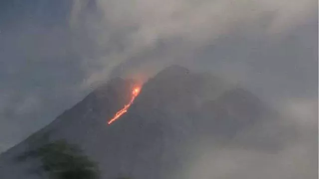 Gunung Semeru Erupsi, Keluarkan Lava Pijar Sejauh 500 Meter - GenPI.co JATIM