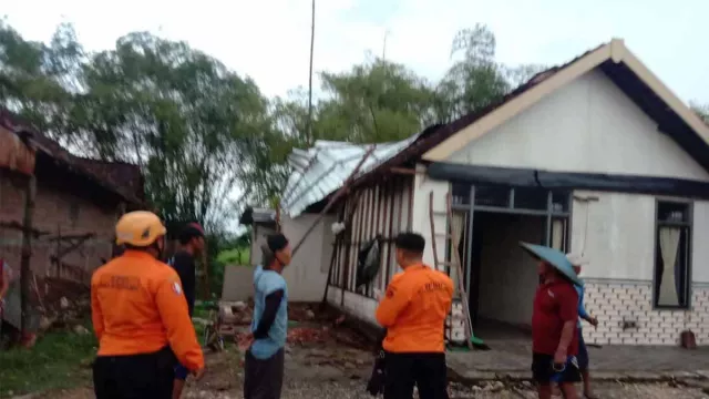 Angin Puting Beliung Rusak Puluhan Rumah 3 Kecamatan di Bojonegoro - GenPI.co JATIM
