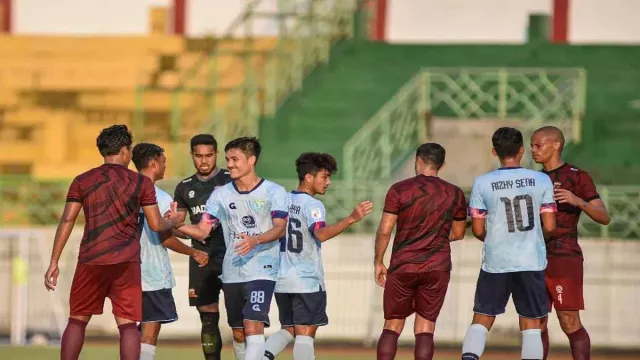 Laga Uji Coba Madura United vs Persela 0-0, Budiarjo Thalib Beberkan Kekurangan Tim - GenPI.co JATIM
