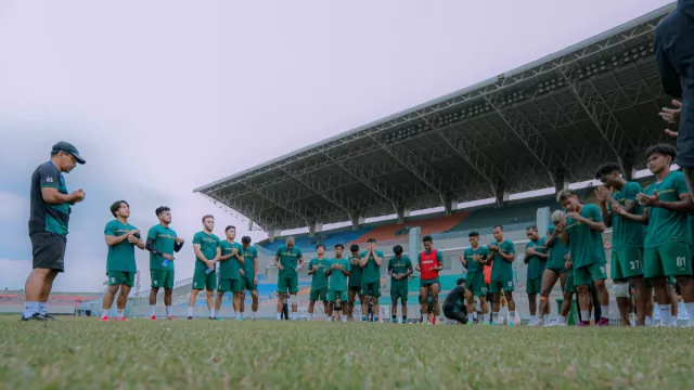 Hadapi Bhayangkara FC, Aji Santoso Siap Turunkan Semua Pemain - GenPI.co JATIM