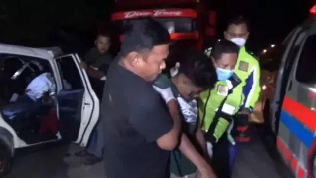 Kronologi Kecelakaan Maut di Ngawi, Mobil Seruduk Truk Parkir, 5 Meninggal - GenPI.co JATIM