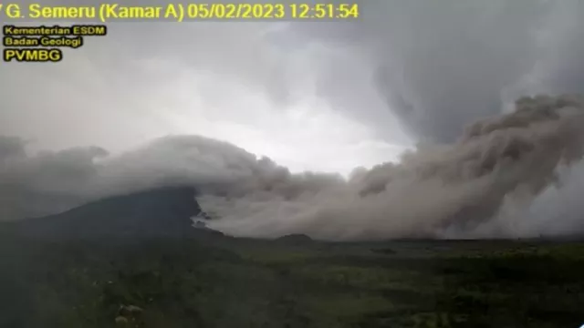 Gunung Semeru Erupsi, Keluarkan Guguran Awan Panas Sejauh 6 Km - GenPI.co JATIM