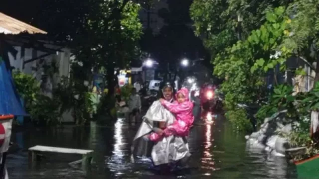 Banjir Parah di Perkampungan Petemon, Surabaya, Damkar Bantu Kuras Genangan Air - GenPI.co JATIM