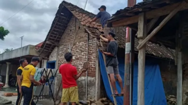 Hujan Disertai Puting Beliung Sapu Atap 37 Rumah Warga Madiun - GenPI.co JATIM