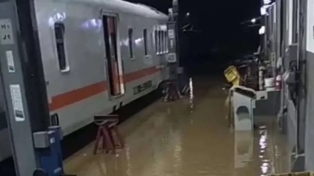 Banyuwangi Banjir, 2 Kereta Alii Terlambat Berangkat 38 Menit - GenPI.co JATIM