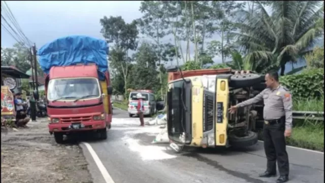 Kronologi Kecelakaan Truk Tabrak Pikap, Jalan Malang - Kediri Macet Total - GenPI.co JATIM