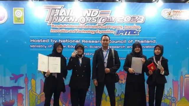 Bangga! Pelajar SMP Islam Al Azhar 13 Surabaya Raih Medali Perak di Thailand - GenPI.co JATIM