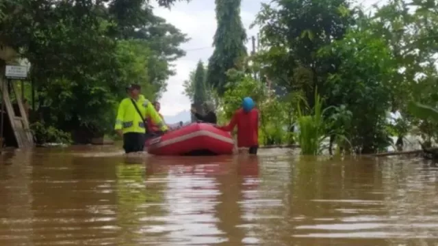 Banjir Bandang Ponorogo Rendam Jalan Nasional dan Sekolah, Warga Mengungsi - GenPI.co JATIM