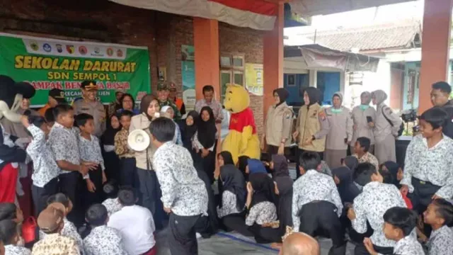 Tim Trauma Healing Polres Bondowoso Ajak Anak-Anak Korban Banjir Bandang Bermain - GenPI.co JATIM