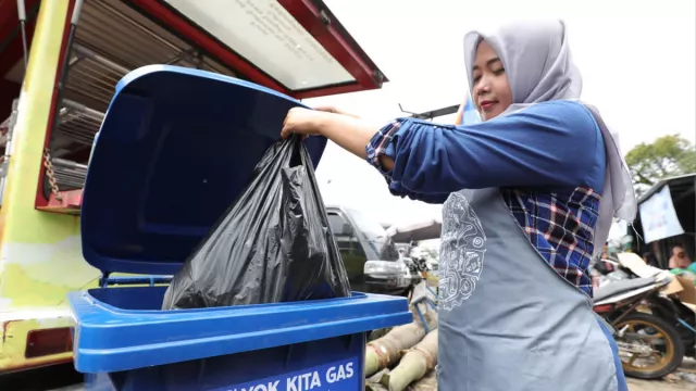 Bersihkan Sampah, BRI Sasar Pasar Kesesi Pekalongan - GenPI.co JATIM