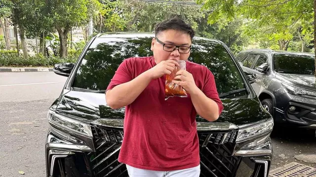 Crazy Rich Surabaya Lahap Makan Jajan Kaki Lima, Warganet Salah Fokus Supercar - GenPI.co JATIM
