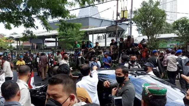 Kehebohan Warga Saat Presiden Jokowi Blusukan ke Pasar Wonokromo Surabaya - GenPI.co JATIM