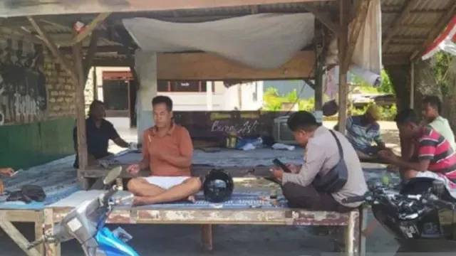 Warung Kopi Jadi Tempat Anggota Polres Bangkalan Aipda Mulyadi Edukasi Bahaya Petasan - GenPI.co JATIM
