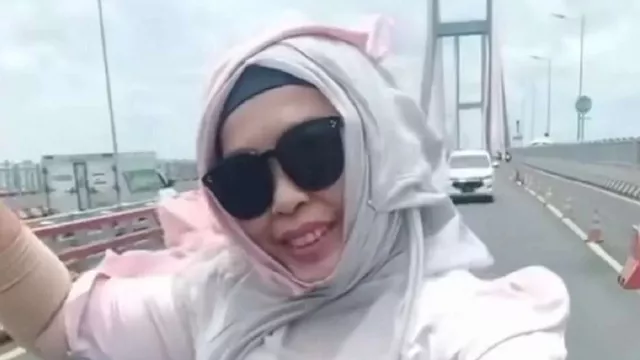 Viral, Aksi Mak-Mak Bikin Konten dari Sunroof Mobil di Jembatan Suramadu - GenPI.co JATIM