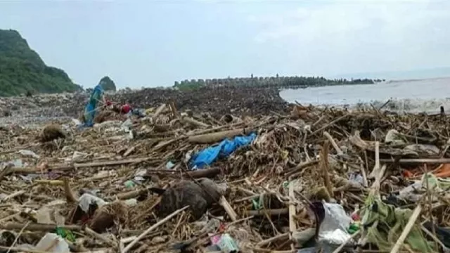 Duh, Pantai Pancer Jember Penuh Sampah - GenPI.co JATIM