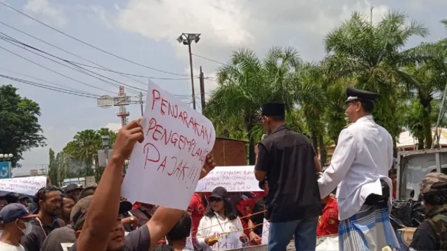 Gelar Aksi di Depan Pendopo, Massa 272 Tagih Janji Bupati Jember - GenPI.co JATIM
